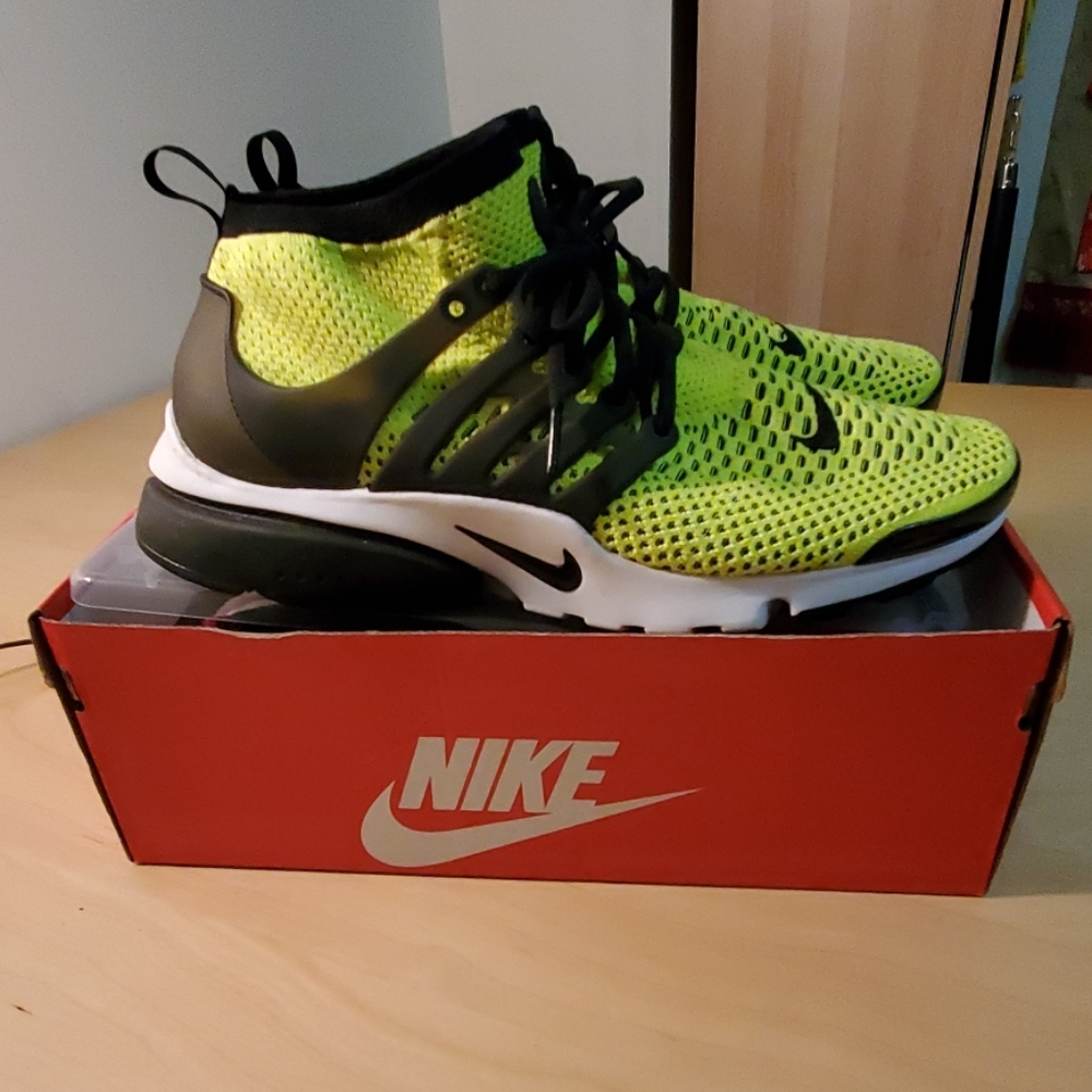 Air Presto Flyknit Ultra Volt Black White
